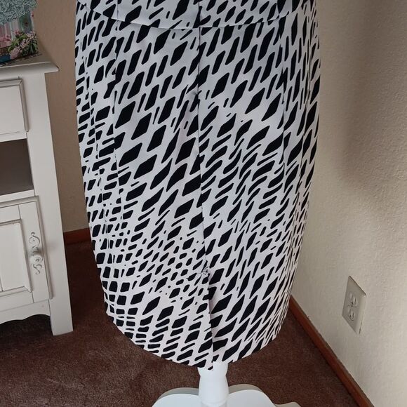 Sangria Black and White Patterned Dress - Picture 8 of 11